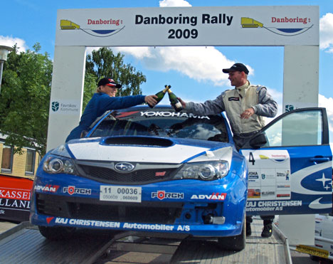 Subaru Motorsport Danmark fejrede andenpladsen generelt med champagne på målrampen.